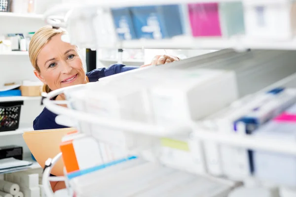 Química femenina contando stock en farmacia — Foto de Stock