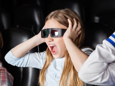 3D film izlerken çığlık korkmuş bir kız