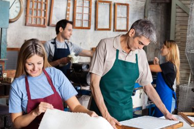Fabrika gazetelerde imalat işçileri