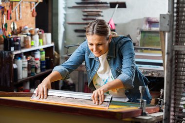 Kadın işçi fabrikada çekçek kullanma