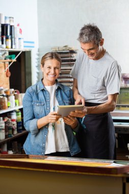 İşçi fabrikada meslektaşı ile dijital Tablet kullanma