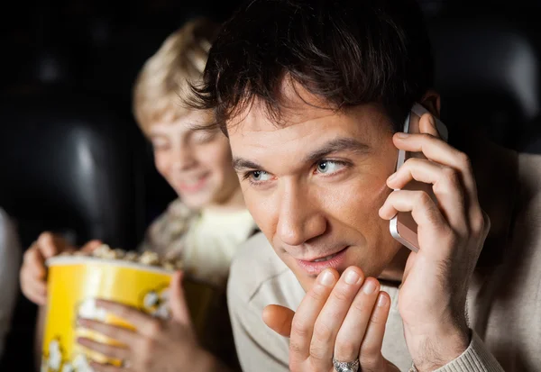 Man met Mobilephone In Cinema Theater — Stockfoto