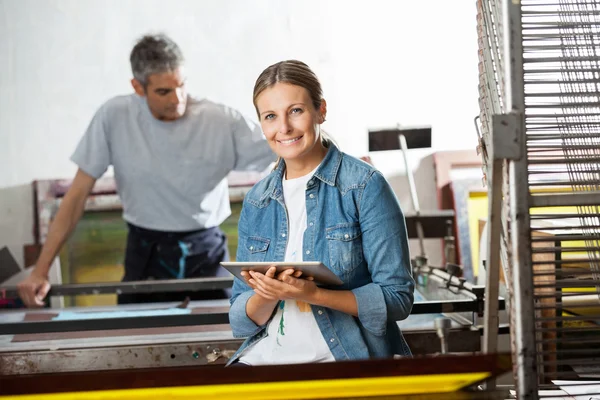 Trabalhadora feminina segurando tablet digital na fábrica de papel — Fotografia de Stock