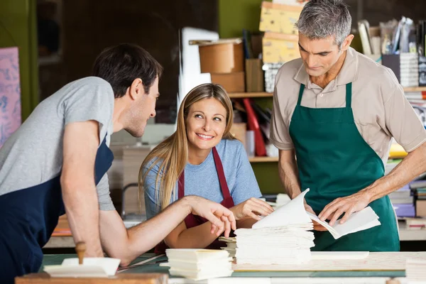 Mutlu işçiler birlikte kağıt fabrikasında çalışan