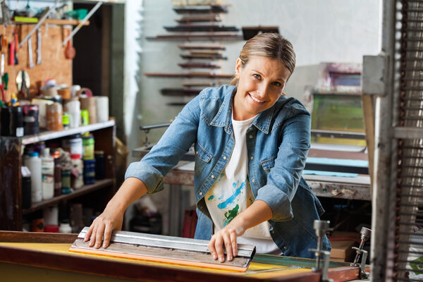 Портрет работницы с помощью Squeegee In Factory
