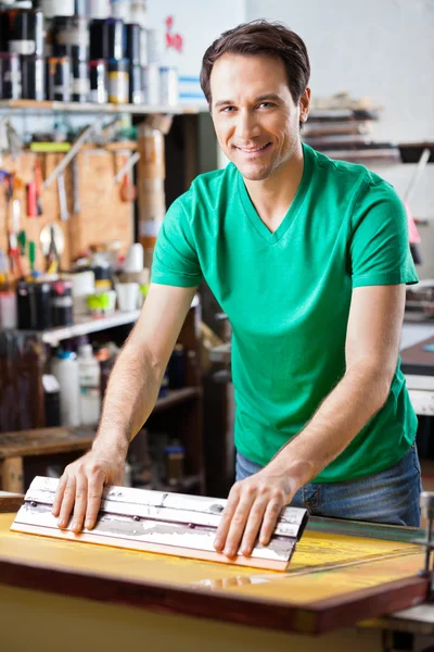 Siebdruck-Künstler im Atelier — Stockfoto