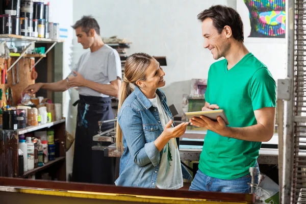 Travailleurs avec tablette numérique dans l'usine de papier — Photo