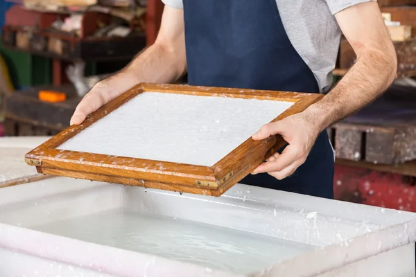 Trabalhador segurando molde na fábrica de papel — Fotografia de Stock