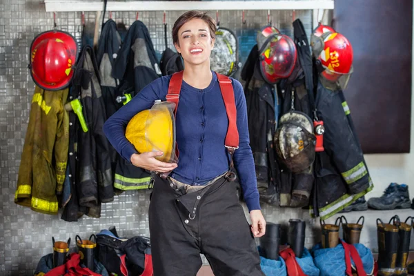 Mulher bombeira confiante em pé no quartel de bombeiros — Fotografia de Stock