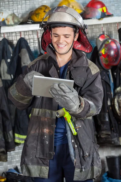 Gelukkig brandweerman met behulp van digitale Tablet — Stockfoto