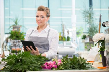 Çiçekçi Çiçek dükkanında dijital Tablet kullanma