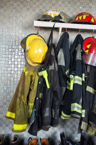 Equipamento de bombeiro arranjado no quartel de bombeiros — Fotografia de Stock