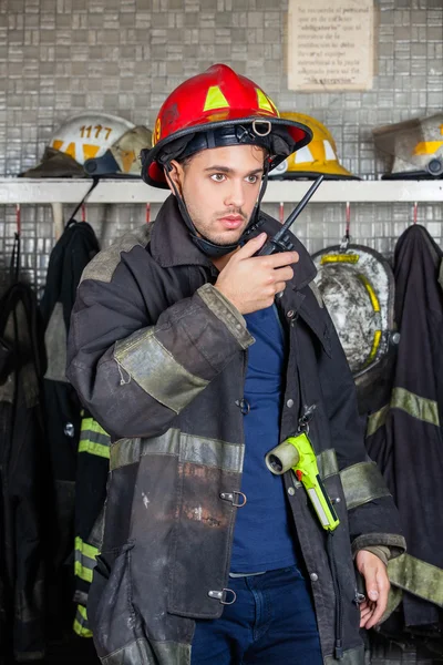 Brandweerman met behulp van Walkie Talkie op brandweerkazerne — Stockfoto