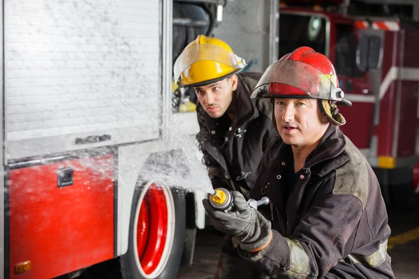 Strażacy rozpylanie wody podczas szkolenia — Zdjęcie stockowe
