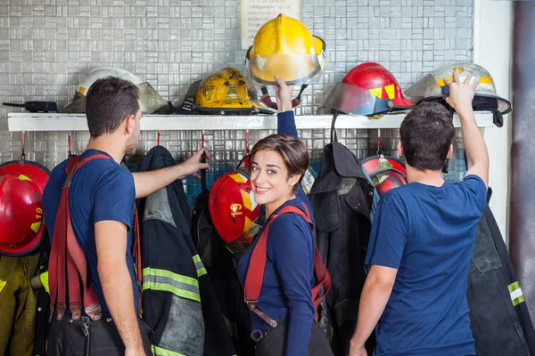 Brandweerlieden klaar In brandweerkazerne — Stockfoto