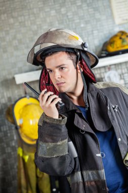 Kendine güvenen itfaiyeci kullanarak Walkie Talkie