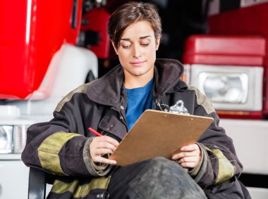 Firewoman yazma panosuna kamyon karşı