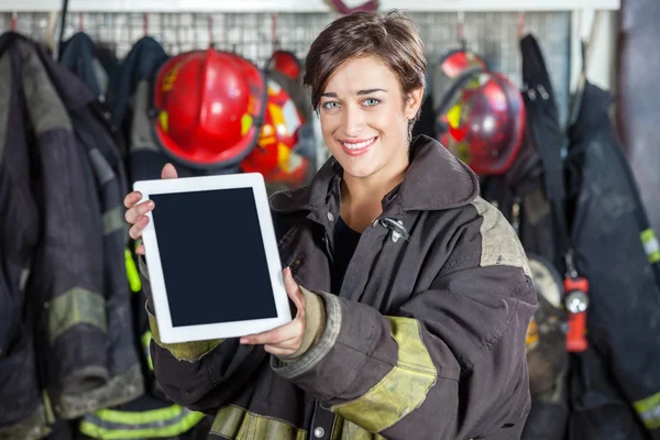 Piękne Firewoman Wyświetlono cyfrowy Tablet w straży pożarnej — Zdjęcie stockowe