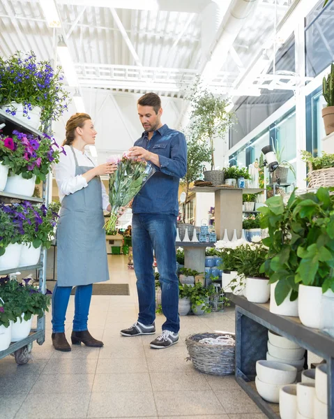 Florista assistente cliente na compra de buquê — Fotografia de Stock