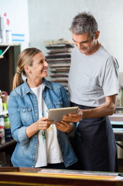 Dijital Tablet tutarken meslektaşım arıyorum işçi