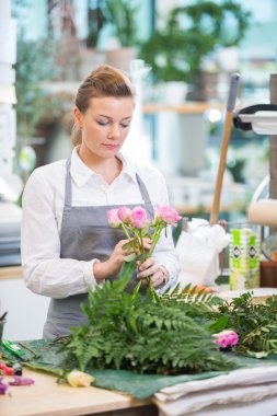 Çiçekçide gül buketi yapma çiçekçi