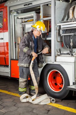 İtfaiyeci hortum kamyonda sabitleme