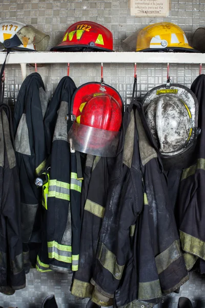 Brandweerman Suits en helmen bij brandweerkazerne — Stockfoto