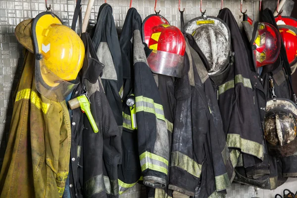 Équipement des pompiers suspendu à la caserne de pompiers — Photo