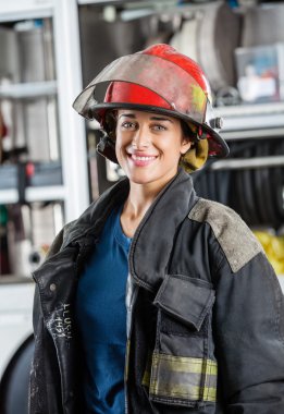 Mutlu kadın itfaiyeci itfaiye karşı ayakta