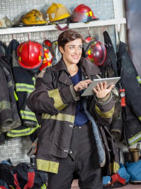 Uzak dijital Tablet kullanırken arıyorum Firewoman