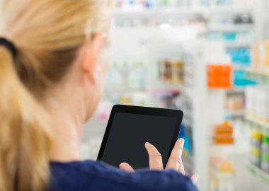 Kimyager dijital Tablet kullanarak arka görünümü