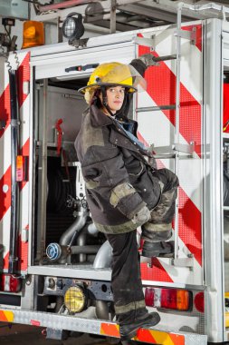 Kamyon, itfaiye istasyonu üzerinde duran Firewoman