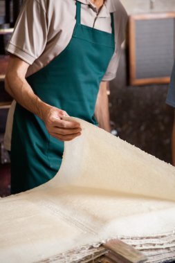 Midsection kağıt sayfalarının masada kontrol alt