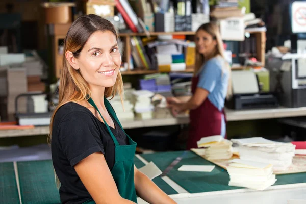 Sorrindo trabalhador feminino em pé na fábrica de papel — Fotografia de Stock