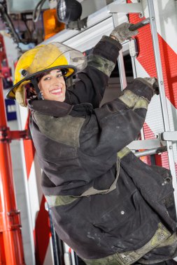 Mutlu Firewoman kamyon, itfaiye istasyonu üzerinde duran