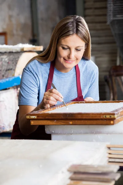 Arbeiter reinigen Papier auf Schimmel mit Pinzette in Fabrik — Stockfoto