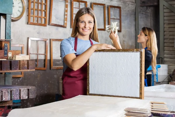 Femme travailleur tenant moule avec du papier dans l'usine — Photo