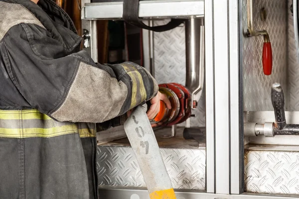 İtfaiye su hortumu kamyonda ayarlama