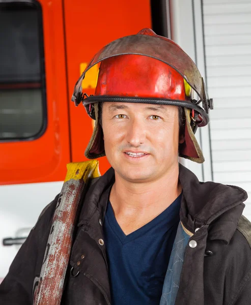 Bombero masculino seguro en casco rojo — Foto de Stock