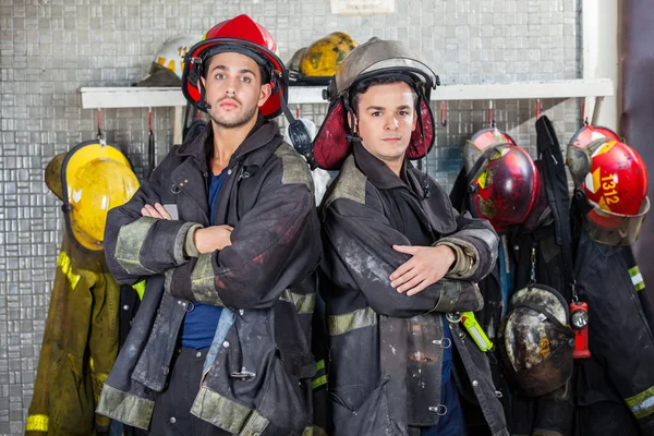 Bombeiros confiantes de pé braços cruzados — Fotografia de Stock