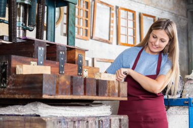 Kağıt basın makine kullanarak kadın işçi
