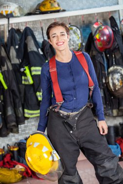 Kask itfaiyeye tutan Firewoman