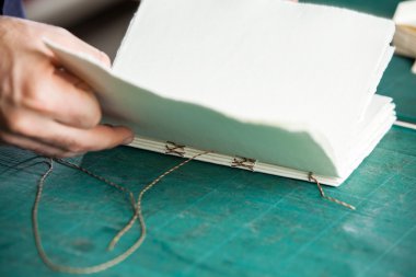 El üretim kitabı masada