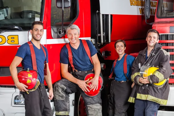 Équipe de pompiers heureux à la caserne de pompiers — Photo