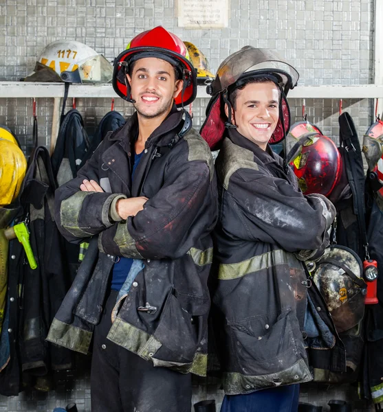 Szczęśliwy strażaków stałego rękami skrzyżowanymi — Zdjęcie stockowe