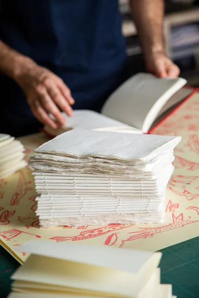 Skládané papíry na stole v továrně — Stock fotografie