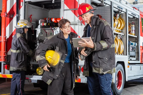 Vigili del fuoco utilizzando computer Tablet — Foto Stock