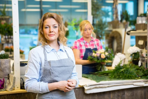 Retrato de florista feminina confiante na loja — Fotografia de Stock