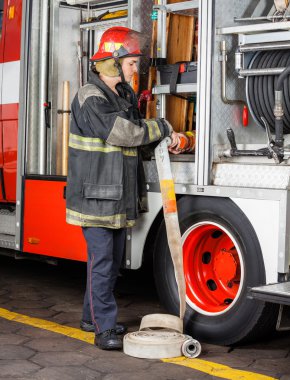 İtfaiyeci hortum kamyonda ayarlama