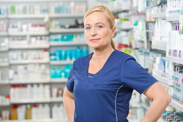 Química feminina confiante sorrindo na farmácia — Fotografia de Stock